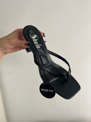 Sandalias tacón diseño dedo Shein negras