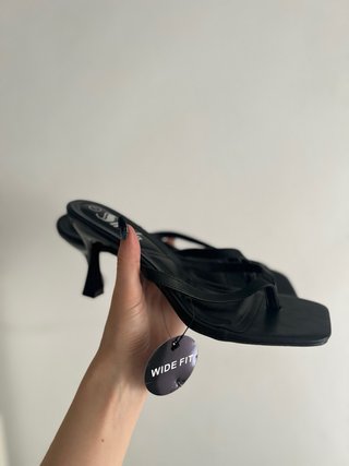 Sandalias tacón diseño dedo Shein negras