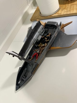 Avión de juguete gris y dorado