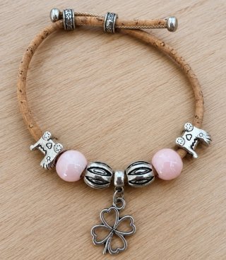 Pulsera de corcho con abalorios y trébol