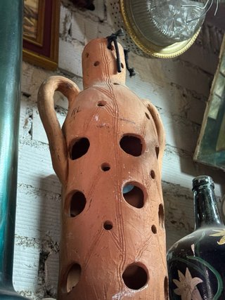 Jarrón de terracota con lámpara