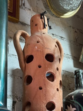 Jarrón de terracota con lámpara
