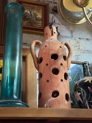Jarrón de terracota con lámpara