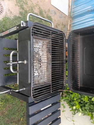 Barbacoa portátil negra y plateada
