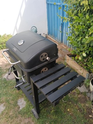 Barbacoa portátil negra y plateada