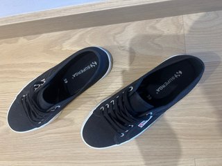 Superga plataforma negras