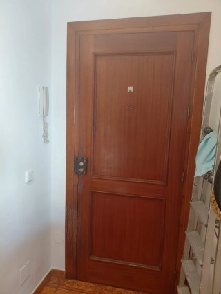 Puerta de madera rústica con herrajes