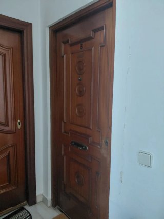 Puerta de madera rústica con herrajes