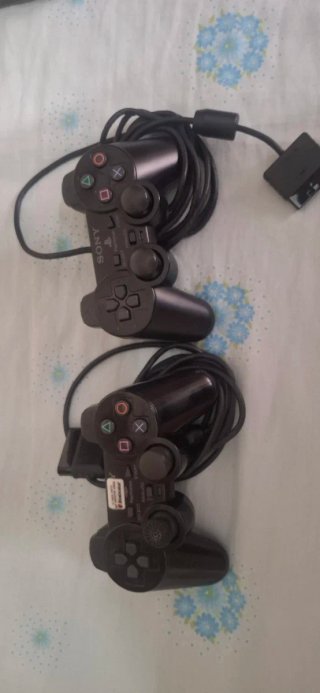 Consola PS2 con 2 mandos, memory card y soporte.