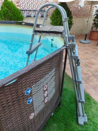 Piscina Betway con depuradora Intex
