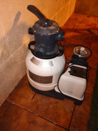 Piscina Betway con depuradora Intex