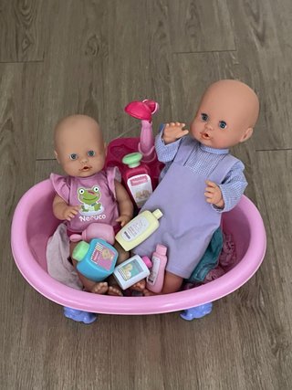 2 Nenucos con ropita y bañera