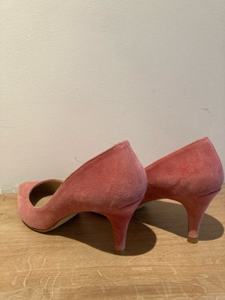 Zapatos de ante rosa empolvado, muy estilosos.