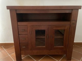 Mueble de madera con puertas de cristal