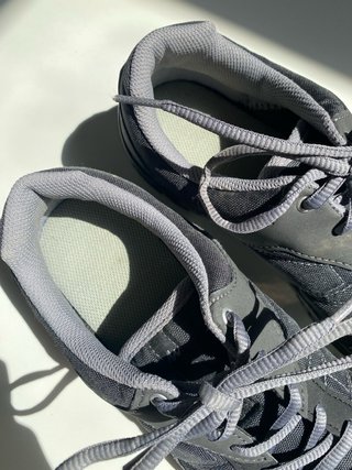 Zapatos de montaña grises sin usar