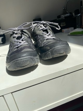 Zapatos de montaña grises sin usar