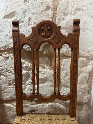 Silla de madera tallada