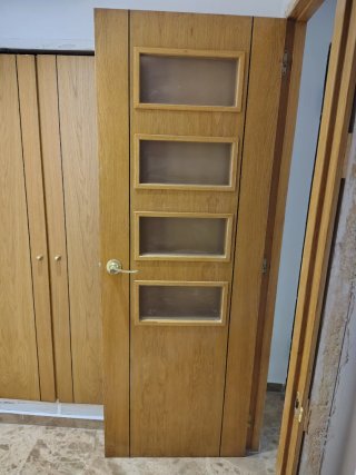 Puerta madera maciza con 4 cristales