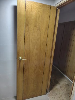 Puerta madera maciza con 4 cristales