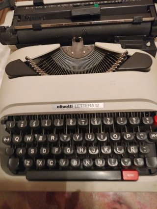 Máquina de escribir Olivetti Lettera 12