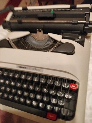 Máquina de escribir Olivetti Lettera 12