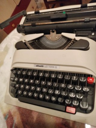 Máquina de escribir Olivetti Lettera 12
