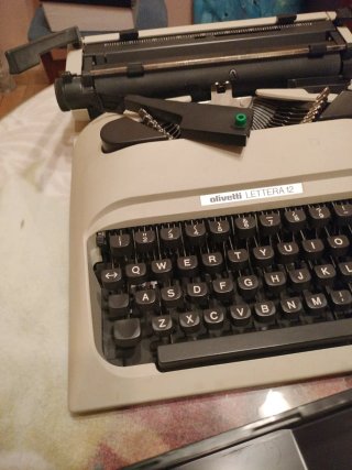 Máquina de escribir Olivetti Lettera 12