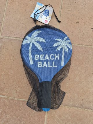 Palas de playa con palmeras y bolsa