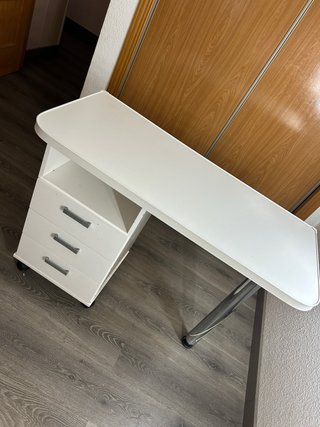 Mesa de manicura o escritorio blanca con cajones