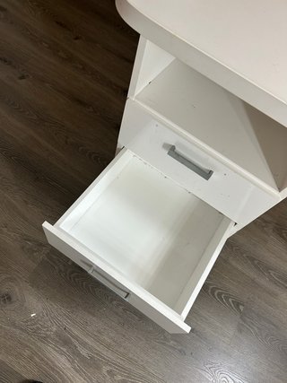 Mesa de manicura o escritorio blanca con cajones
