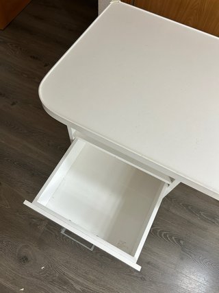 Mesa de manicura o escritorio blanca con cajones