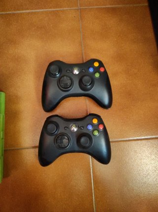 Xbox 360 Negra + 6 Juegos + 2 mandos