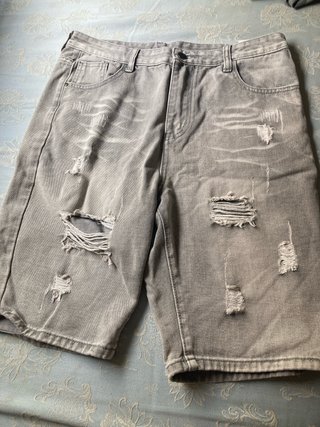 Pantalón gris desgastado