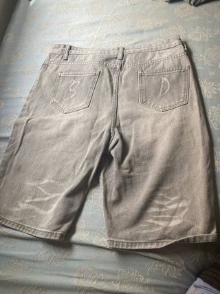 Pantalón gris desgastado