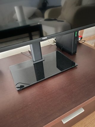 TV CHiQ Negra con Soporte incluido