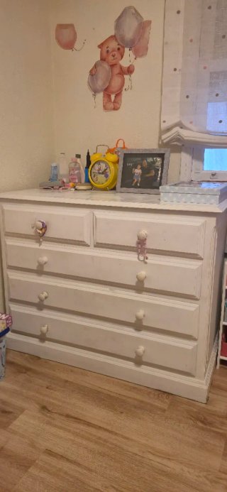 Cómoda blanca de madera