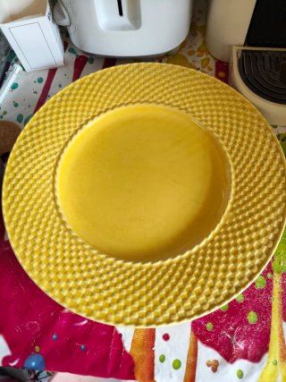 Prato amarelo Bordallo Pinheiro antigo