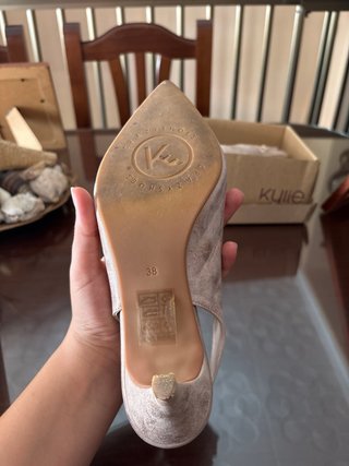 Zapatos de tacón beige y dorado