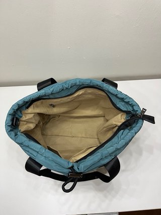 Bolso acolchado con correa negra
