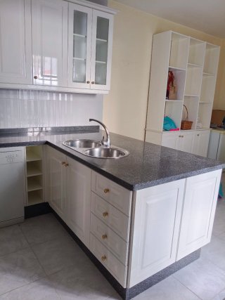 Cocina completa con península
