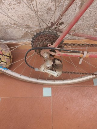 Bicicleta antigua de carreras roja