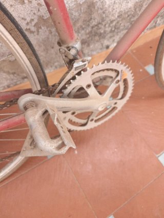Bicicleta antigua de carreras roja