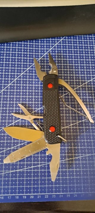 Coltello Multiuso con Pinza e Fodero