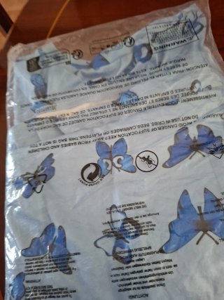 Camisola azul con mariposas