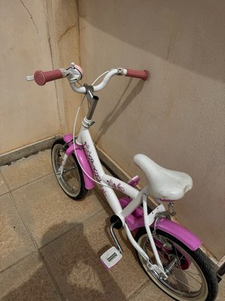 Bicicleta infantil blanca y rosa