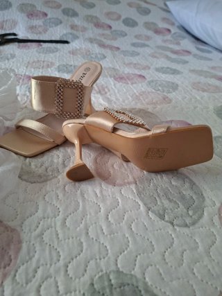 Zapatos dorados Vlin talla 35
