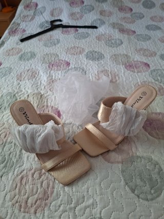 Zapatos dorados Vlin talla 35