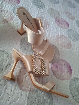 Zapatos dorados Vlin talla 35