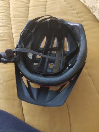 Casco de bicicleta rojo y gris