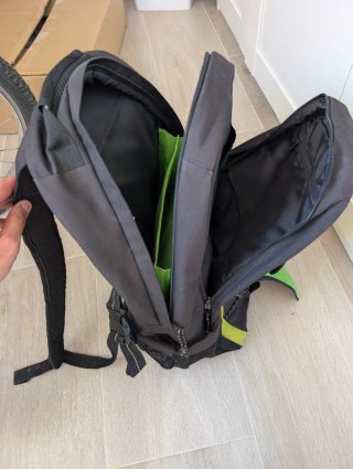 Mochila Adidas Negra y Verde.